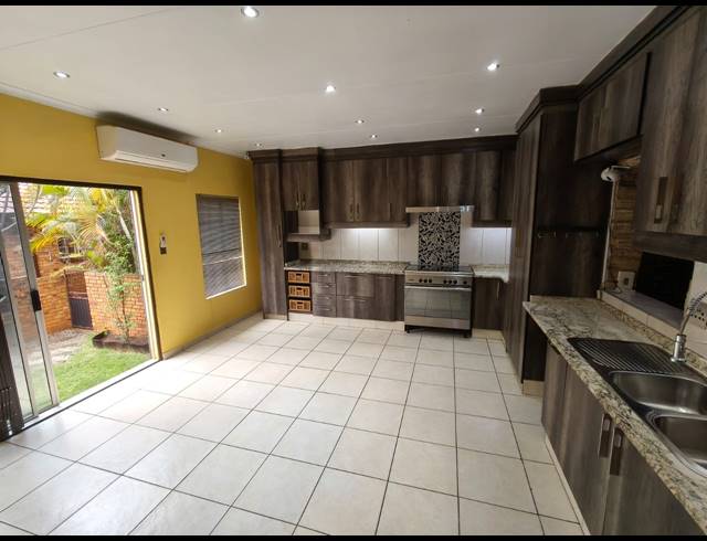 3 BEDROOM TOWNHOUSE FOR SALE IN SAFARI GARDENS